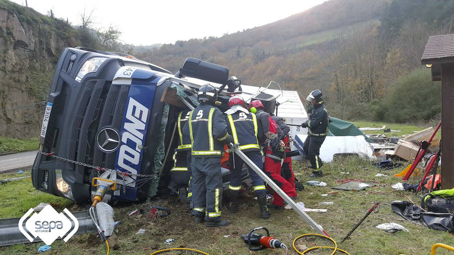 Un camionero, herido grave al volcar en Cangas del Narcea