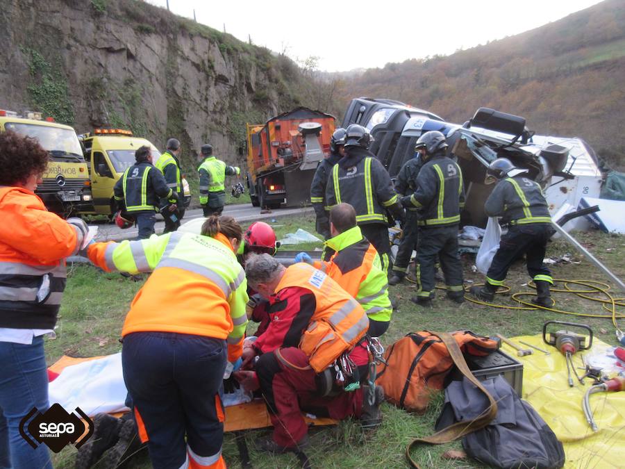 Un camionero, herido grave al volcar en Cangas del Narcea