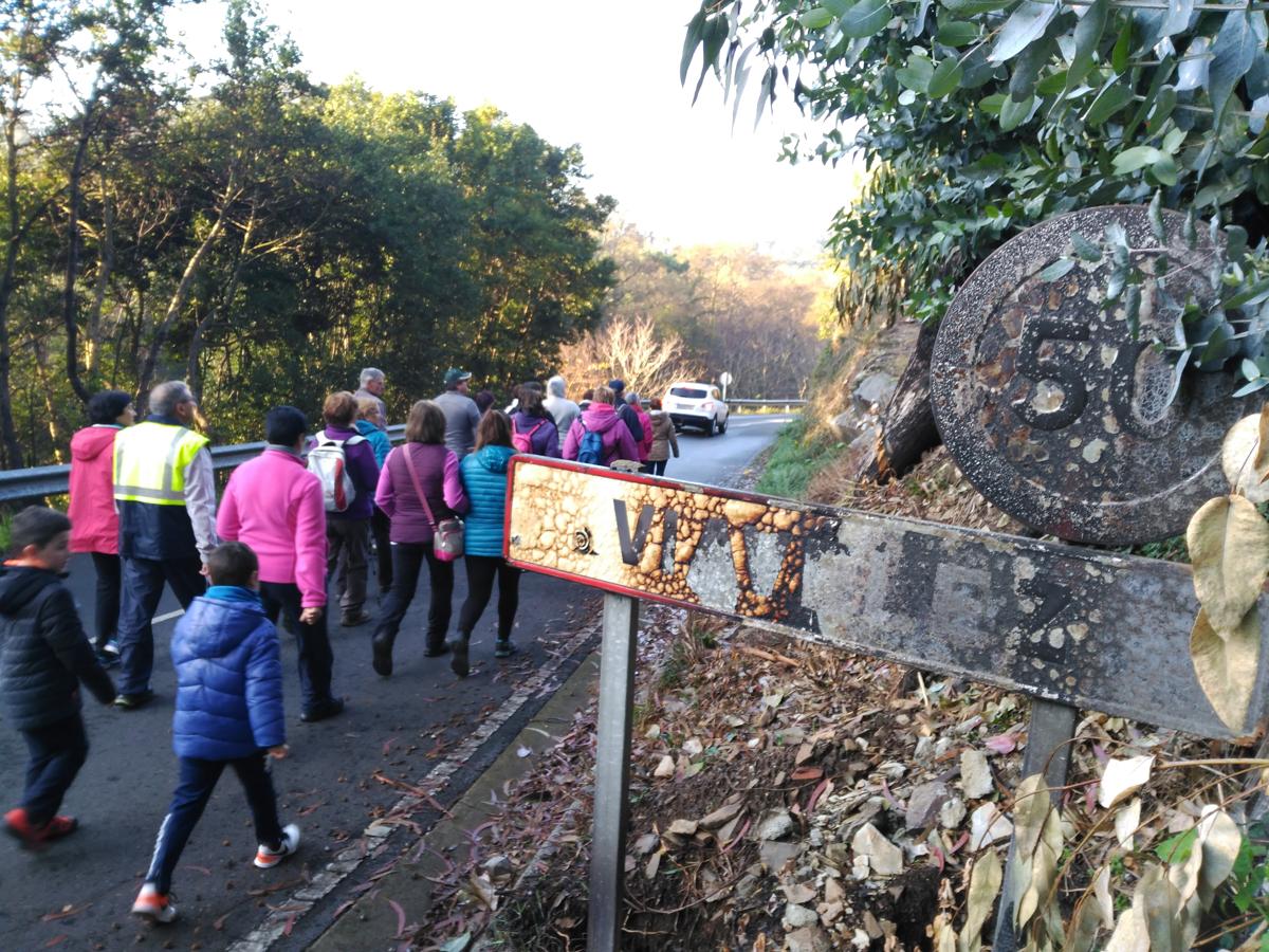 Un centenar de personas marcha para recordar los trágicos incendios de 2015