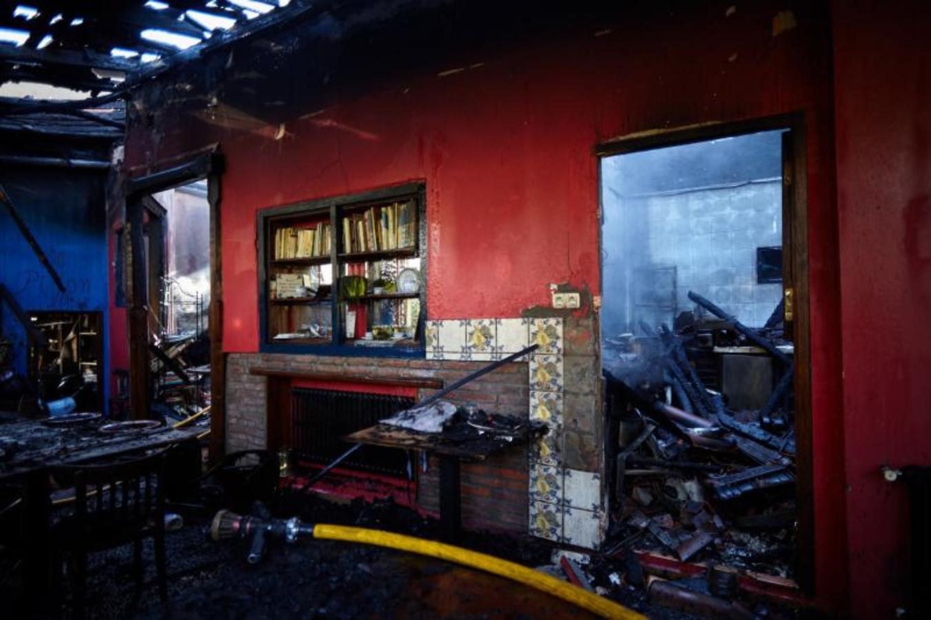 Un incendio calcina el restaurante El Llar de Viri, en San Román de Candamo