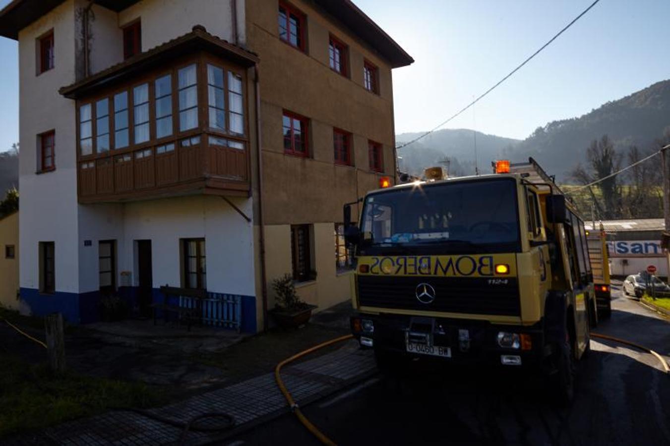 Un incendio calcina el restaurante El Llar de Viri, en San Román de Candamo