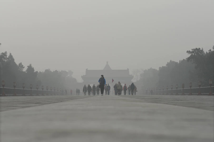 La contaminación en China obliga a cerrar aeropuertos y autopistas