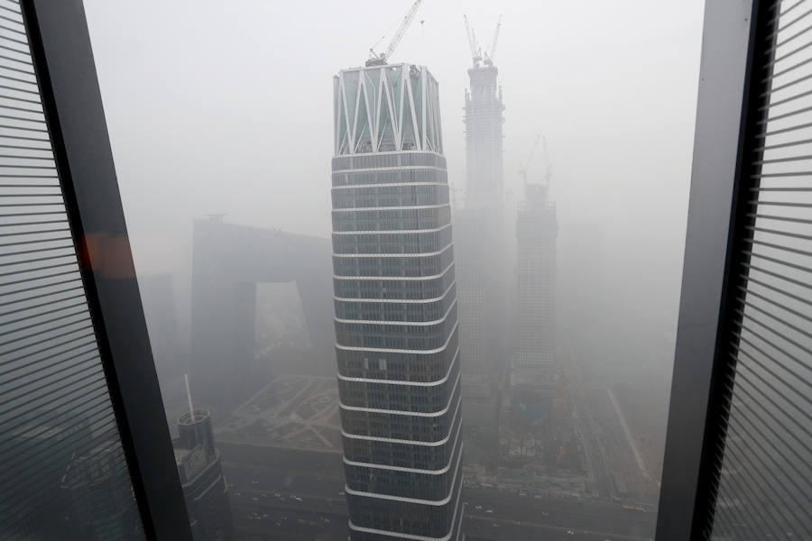 La contaminación en China obliga a cerrar aeropuertos y autopistas