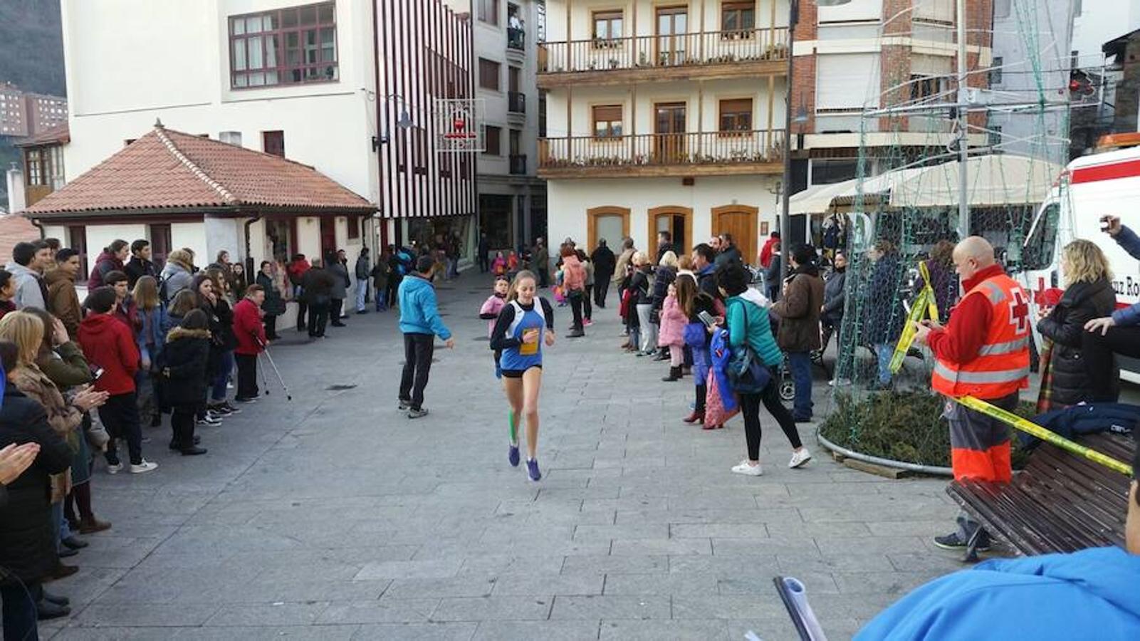 Cangas del Narcea. Personas de todas las edades participaron en la carrera.