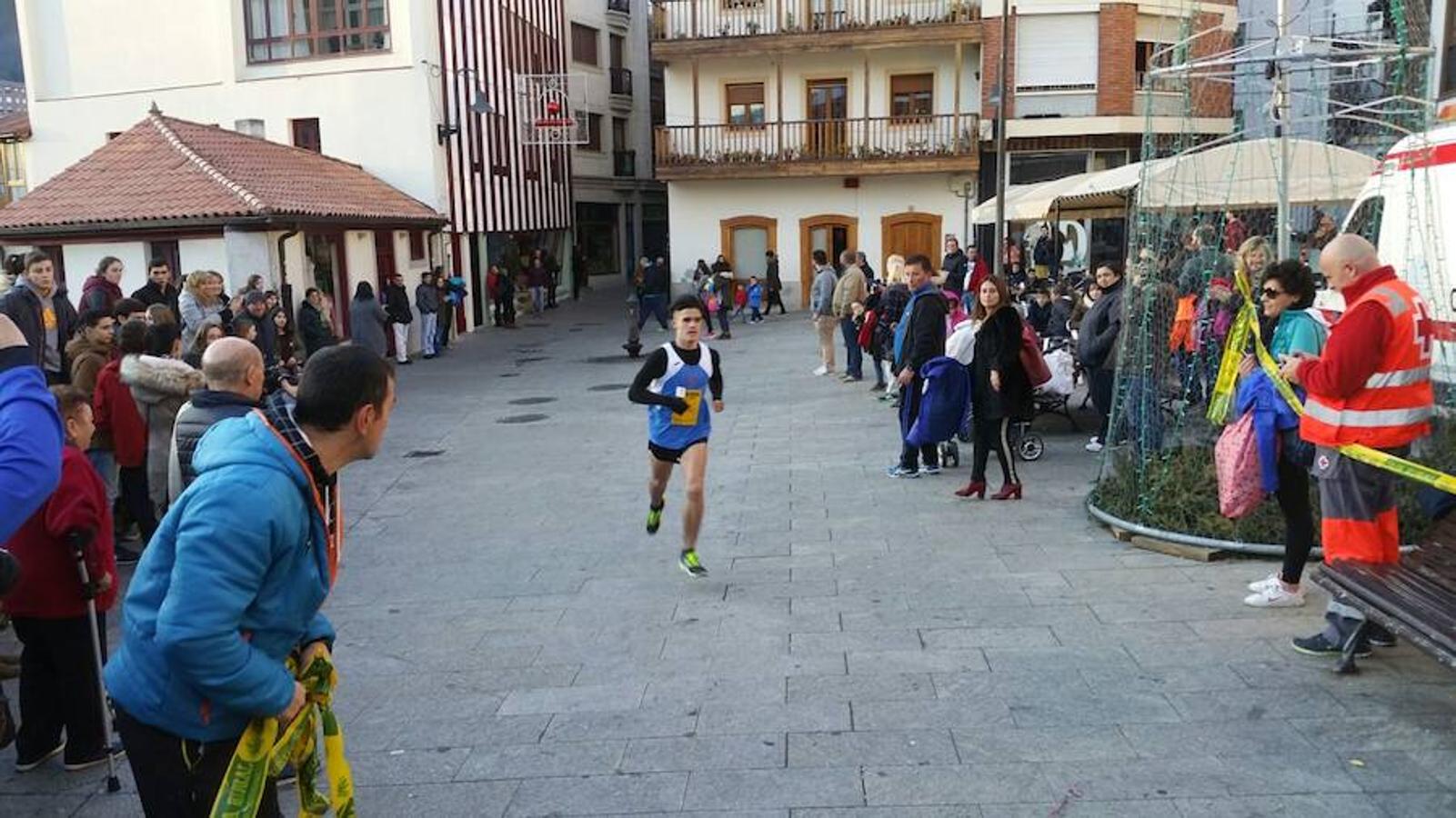 Cangas del Narcea. Personas de todas las edades participaron en la carrera.