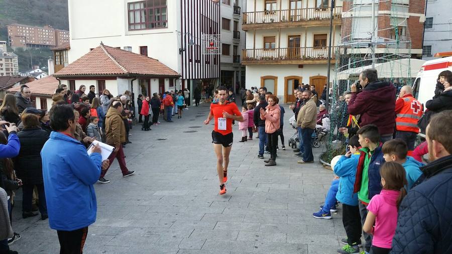 Cangas del Narcea. Personas de todas las edades participaron en la carrera.