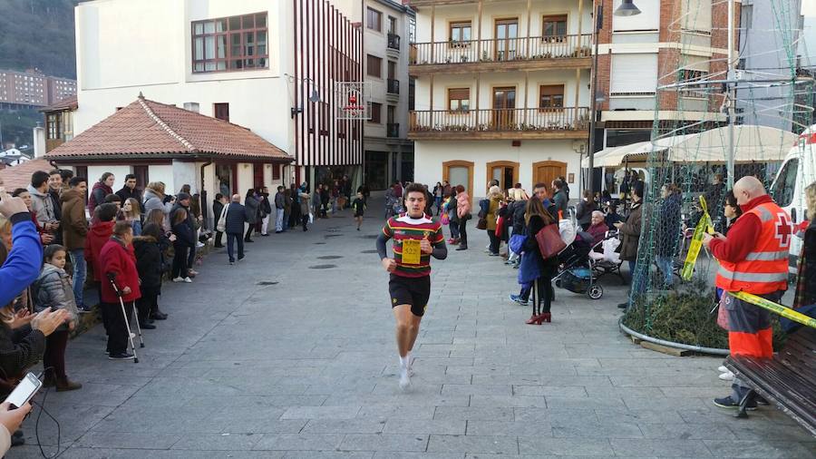 Cangas del Narcea. Personas de todas las edades participaron en la carrera.