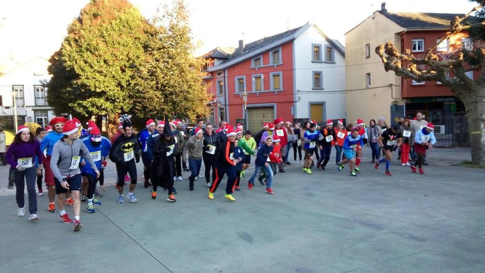 Grandas de Salime. Los disfraces y los gorros de Papá Noel dieron el toque divertido a la prueba.