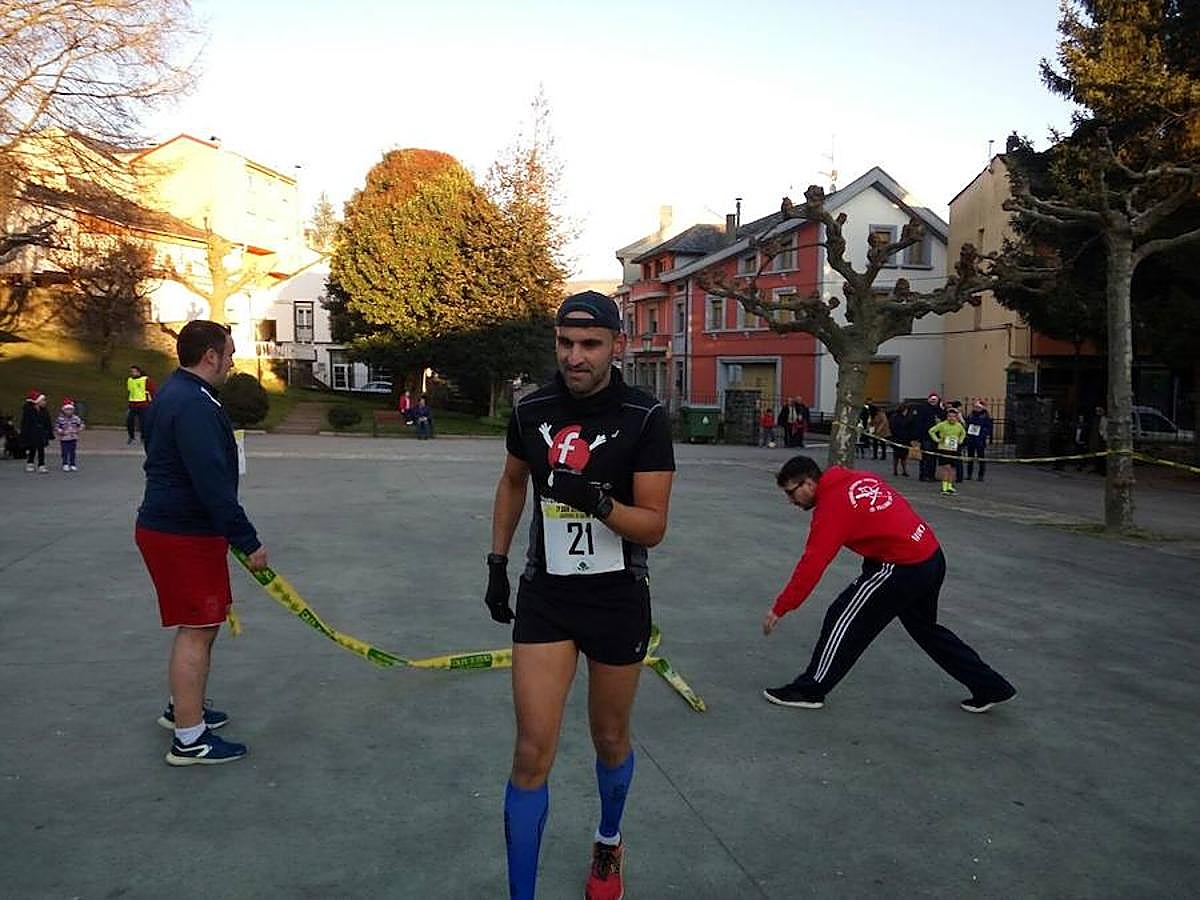 Grandas de Salime. Los disfraces y los gorros de Papá Noel dieron el toque divertido a la prueba.