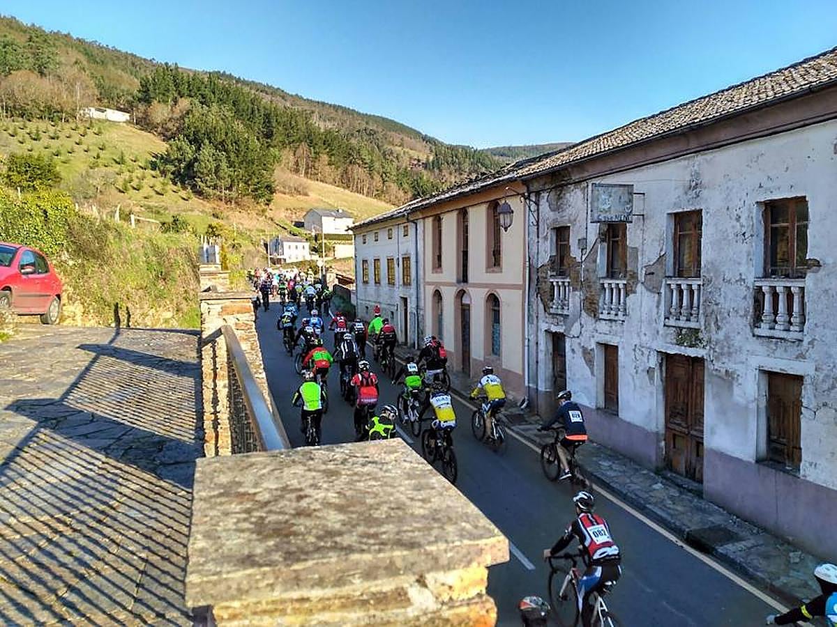 Taramundi. Decenas de bicicleta llenaron las calles en esta particular San Silvestre.
