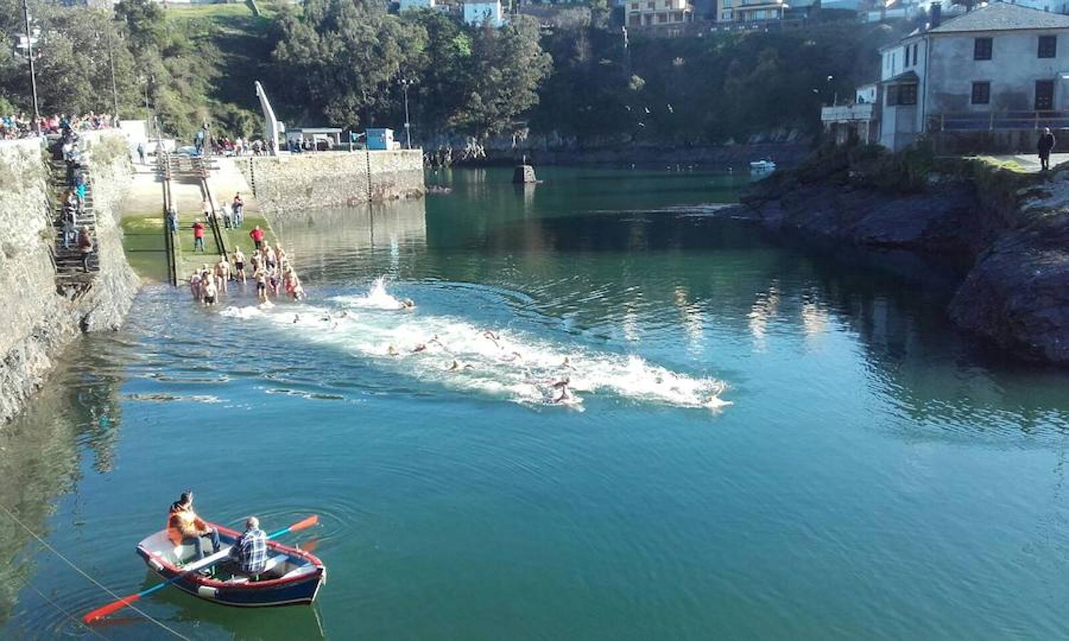 Viavélez. Los participantes hicieron el recorrido a nado.