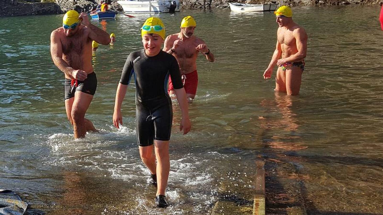 Viavélez. Los participantes hicieron el recorrido a nado.