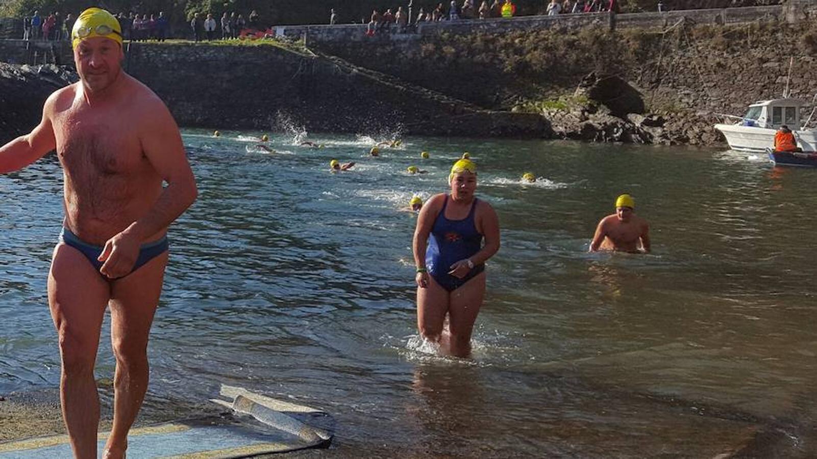Viavélezt. Los participantes hicieron el recorrido a nado.