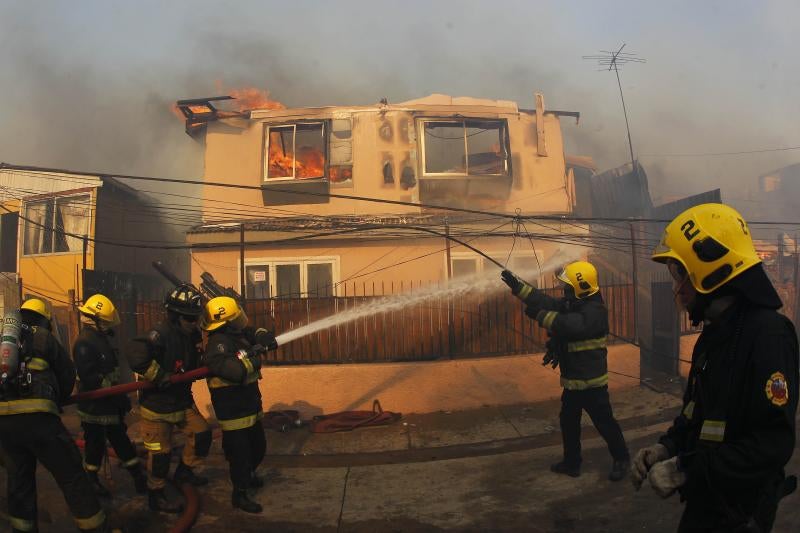 Un devastador incendio arrasa Valparaíso