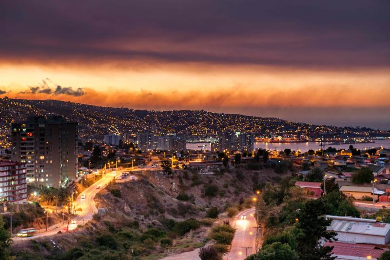 Un devastador incendio arrasa Valparaíso
