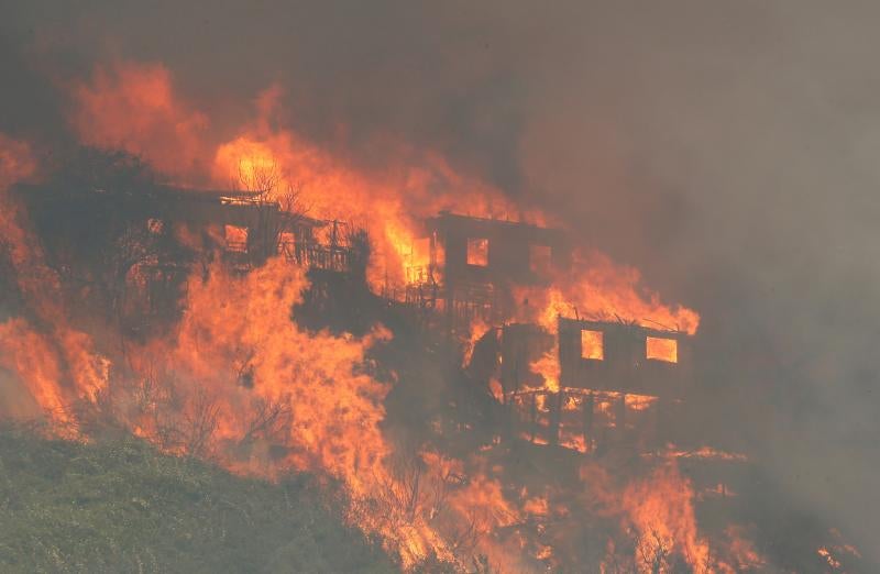 Un devastador incendio arrasa Valparaíso