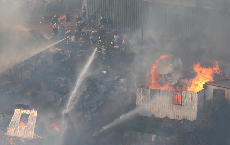 Un devastador incendio arrasa Valparaíso