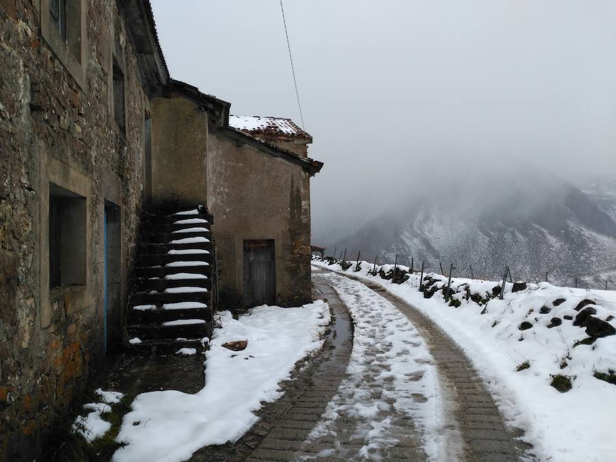 La nieve cubre Asturias a la espera de una ola de frío siberiano