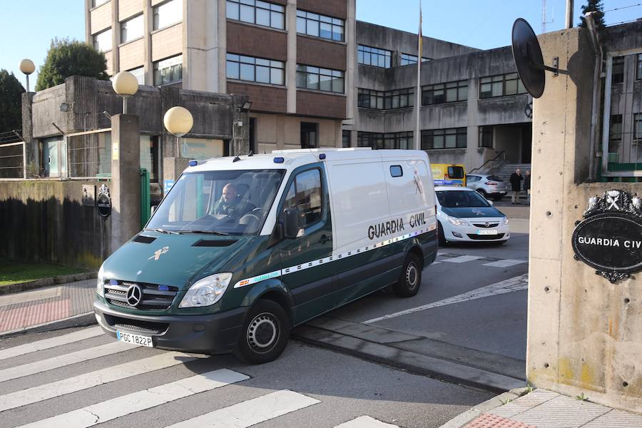 Justo Rodríguez Braga y los otros cinco detenidos salen de Rubín y llegan a los juzgados