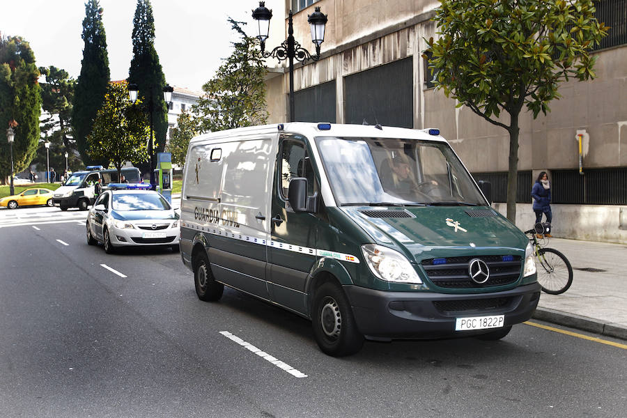 Justo Rodríguez Braga y los otros cinco detenidos salen de Rubín y llegan a los juzgados