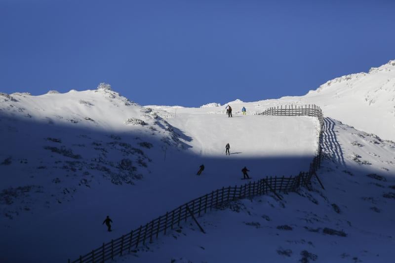 Animación en las pistas de esquí de Fuentes de Invierno