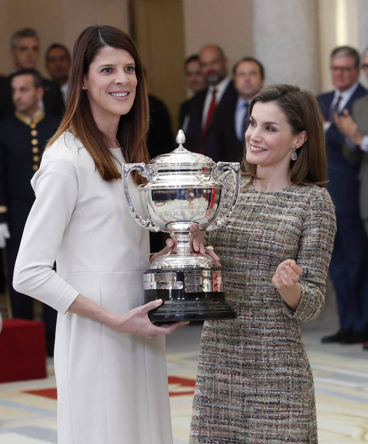 La reina Letizia entrega a la atleta Ruth Beitia el Premio Reina Letizia, a la deportista española que más se ha distinguido durante el año en su actuación deportiva, tanto a nivel nacional como internacional.