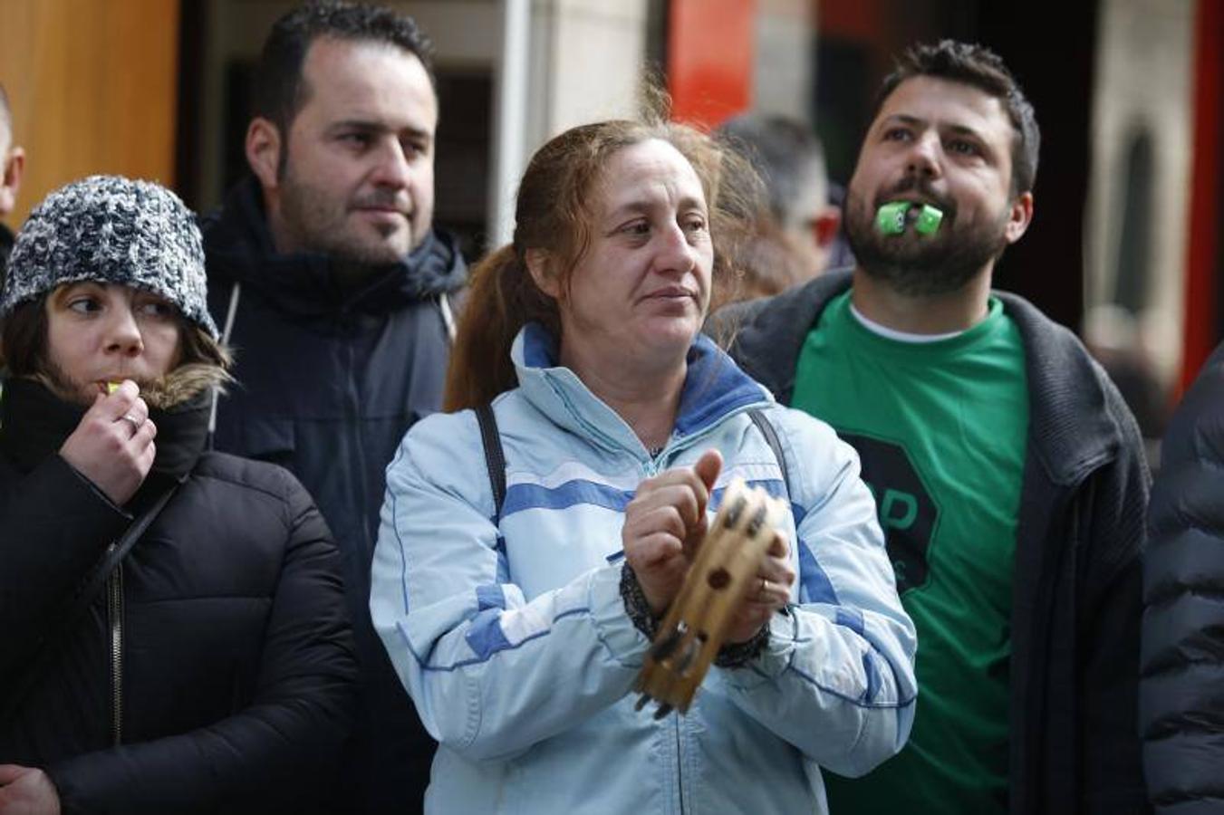 La Plataforma de Afectados por la Hipoteca acude a apoyar a una pareja que de Bimenes a punto de ser desahuciada