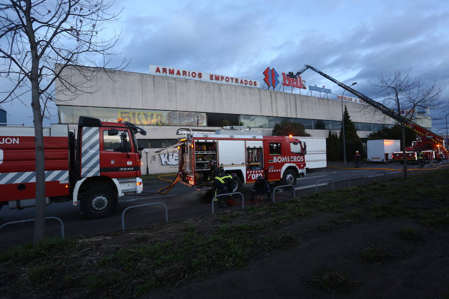 Un incendio calcina una nave abandonada en Gijón