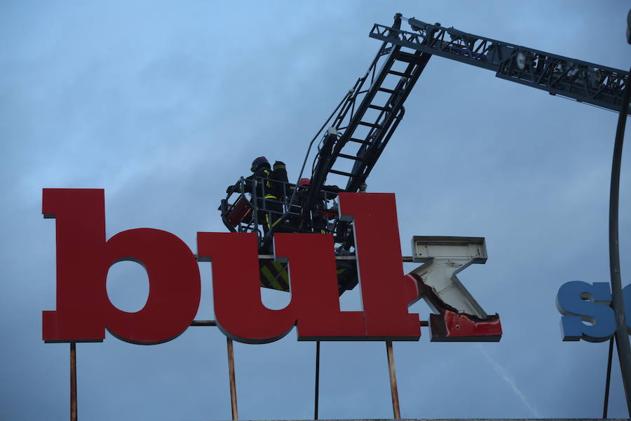 Un incendio calcina una nave abandonada en Gijón