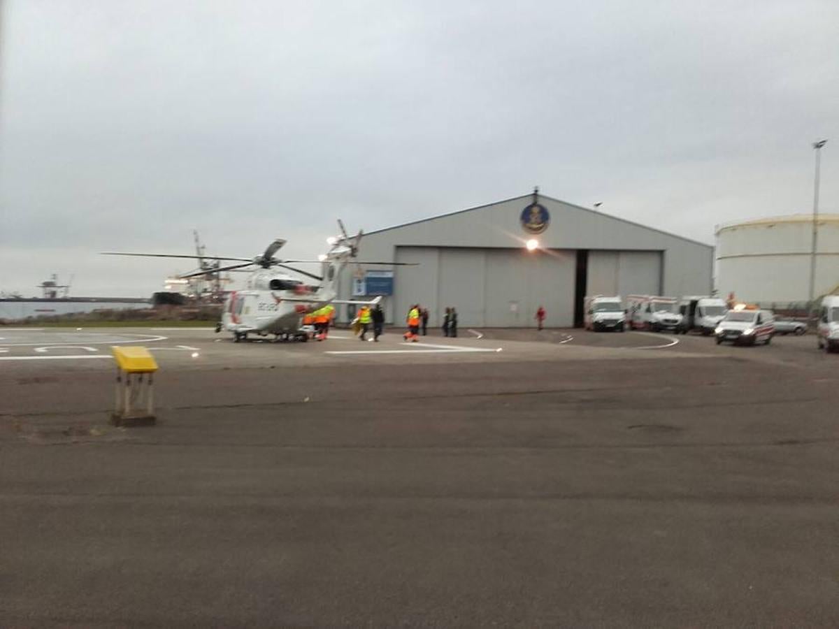 El Helimer Cantábrico, recién aterrizado en el puerto de El Musel con los afectados que fueron trasladados a Gijón.