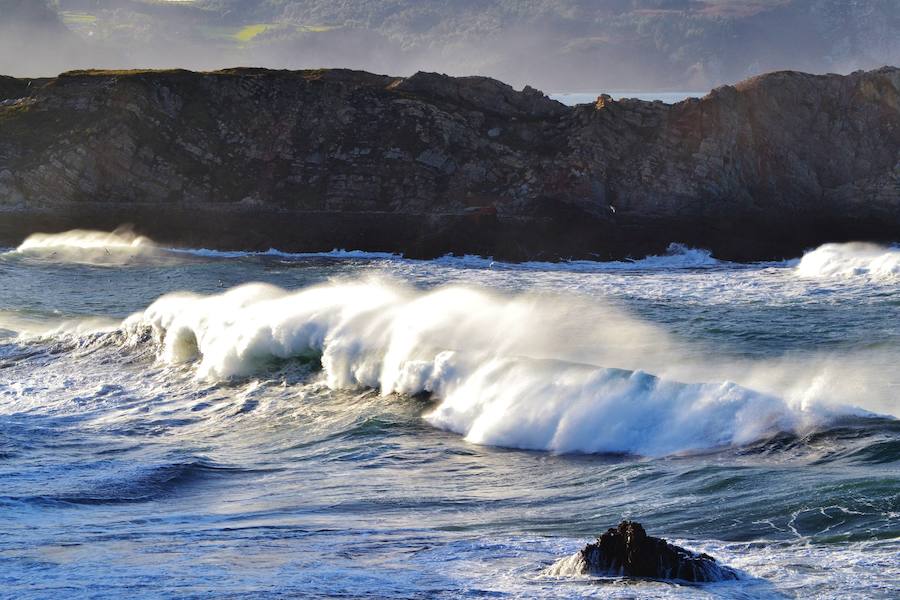 El Cantábrico bate con fuerza en Salinas.