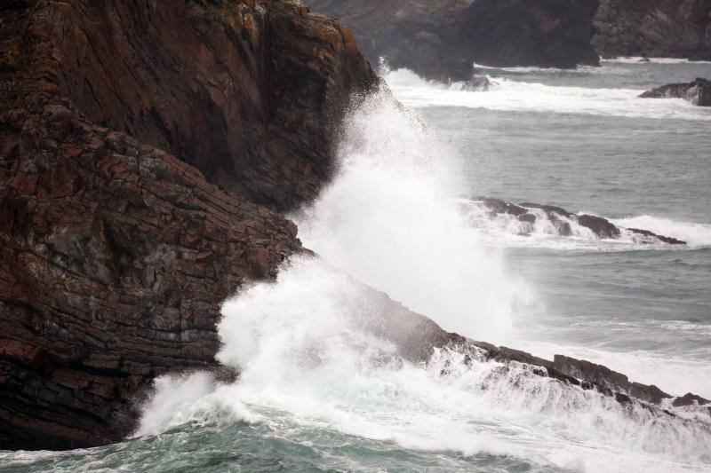 Oleaje contra el faro de Viavélez