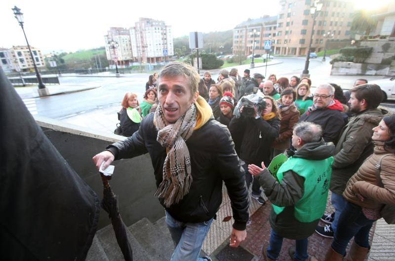 Paralizan el desahucio de una familia en Oviedo