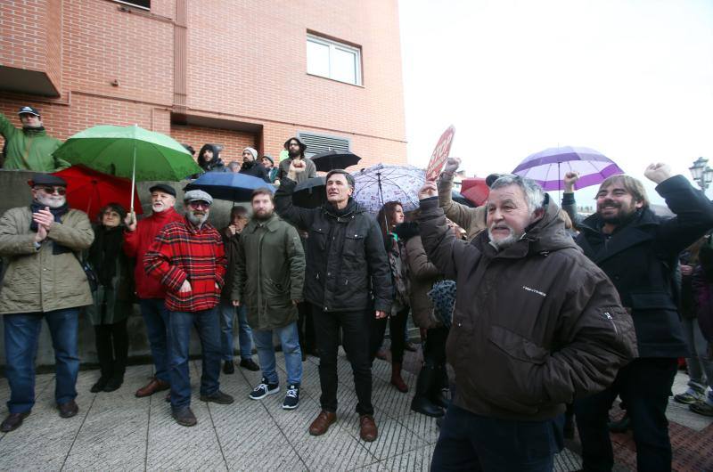 Paralizan el desahucio de una familia en Oviedo