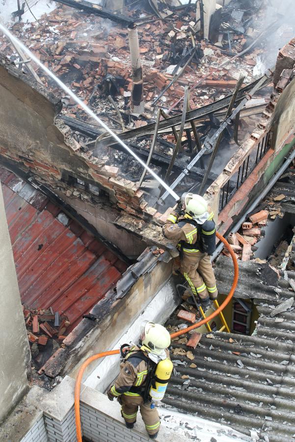 Así quedó el bazar que se incendió en Oviedo