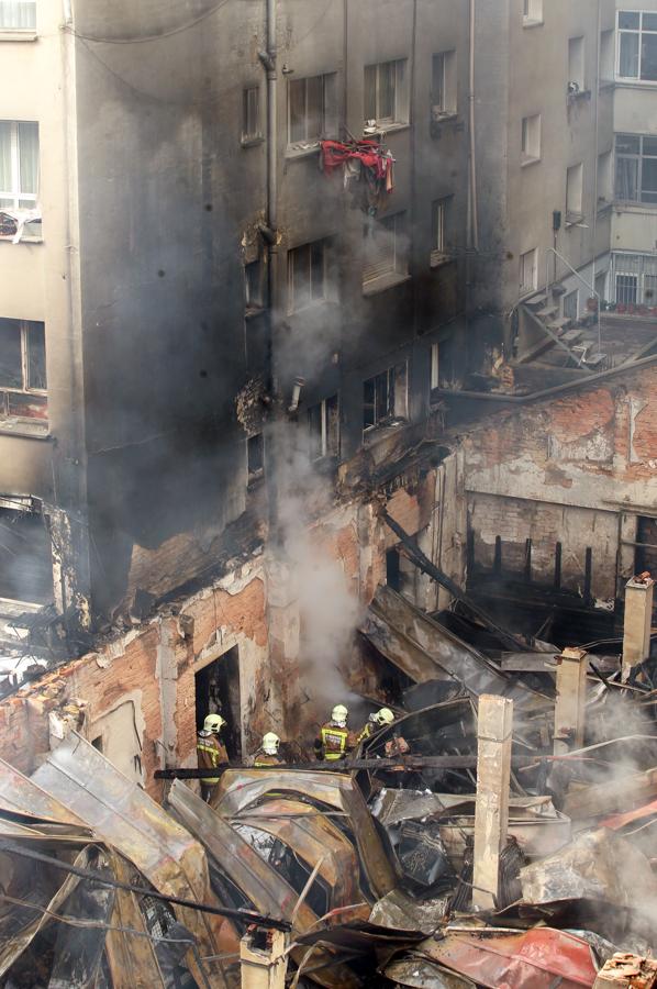 Así quedó el bazar que se incendió en Oviedo