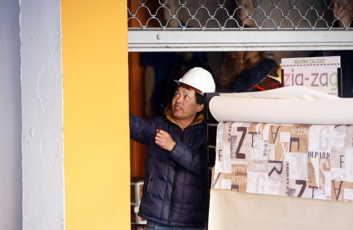 El día después del espectacular incendio que destruyó un bazar chino de Oviedo