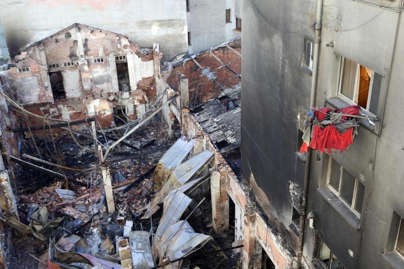 El día después del espectacular incendio que destruyó un bazar chino de Oviedo