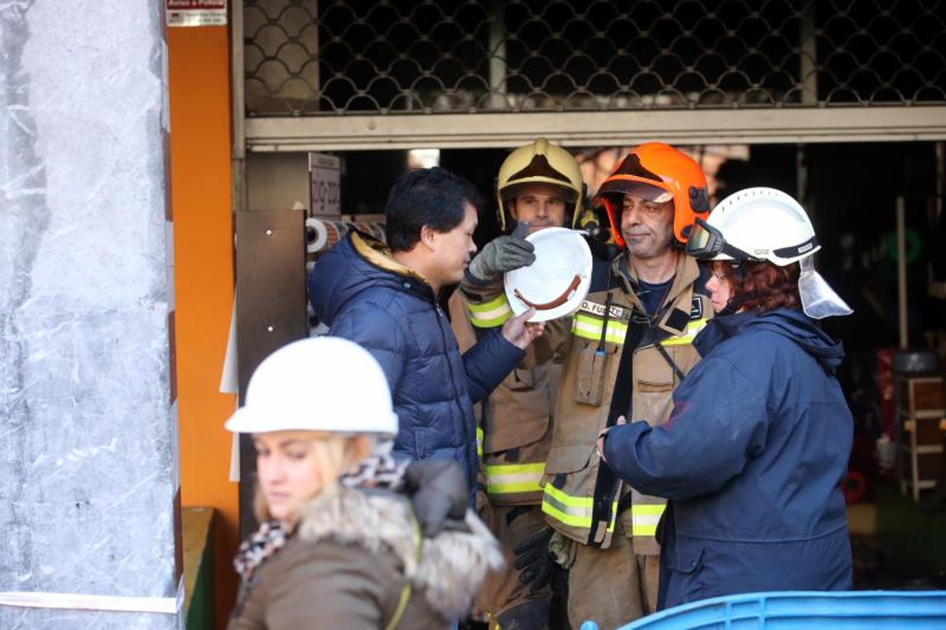 El día después del espectacular incendio que destruyó un bazar chino de Oviedo