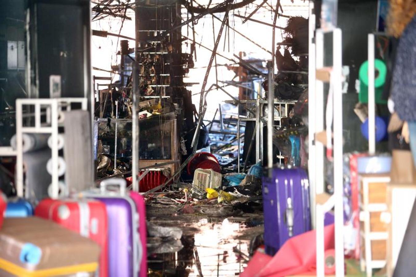 El día después del espectacular incendio que destruyó un bazar chino de Oviedo