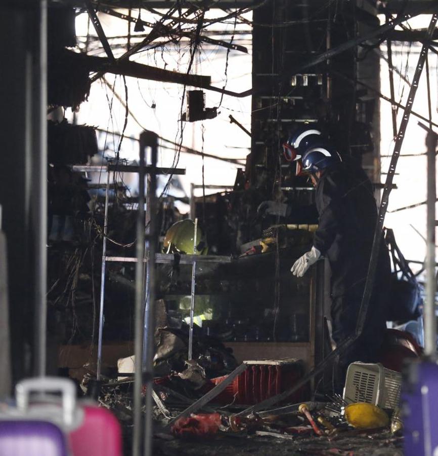 El día después del espectacular incendio que destruyó un bazar chino de Oviedo