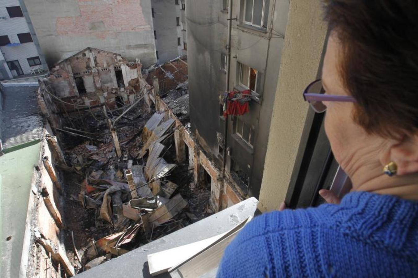 El día después del espectacular incendio que destruyó un bazar chino de Oviedo