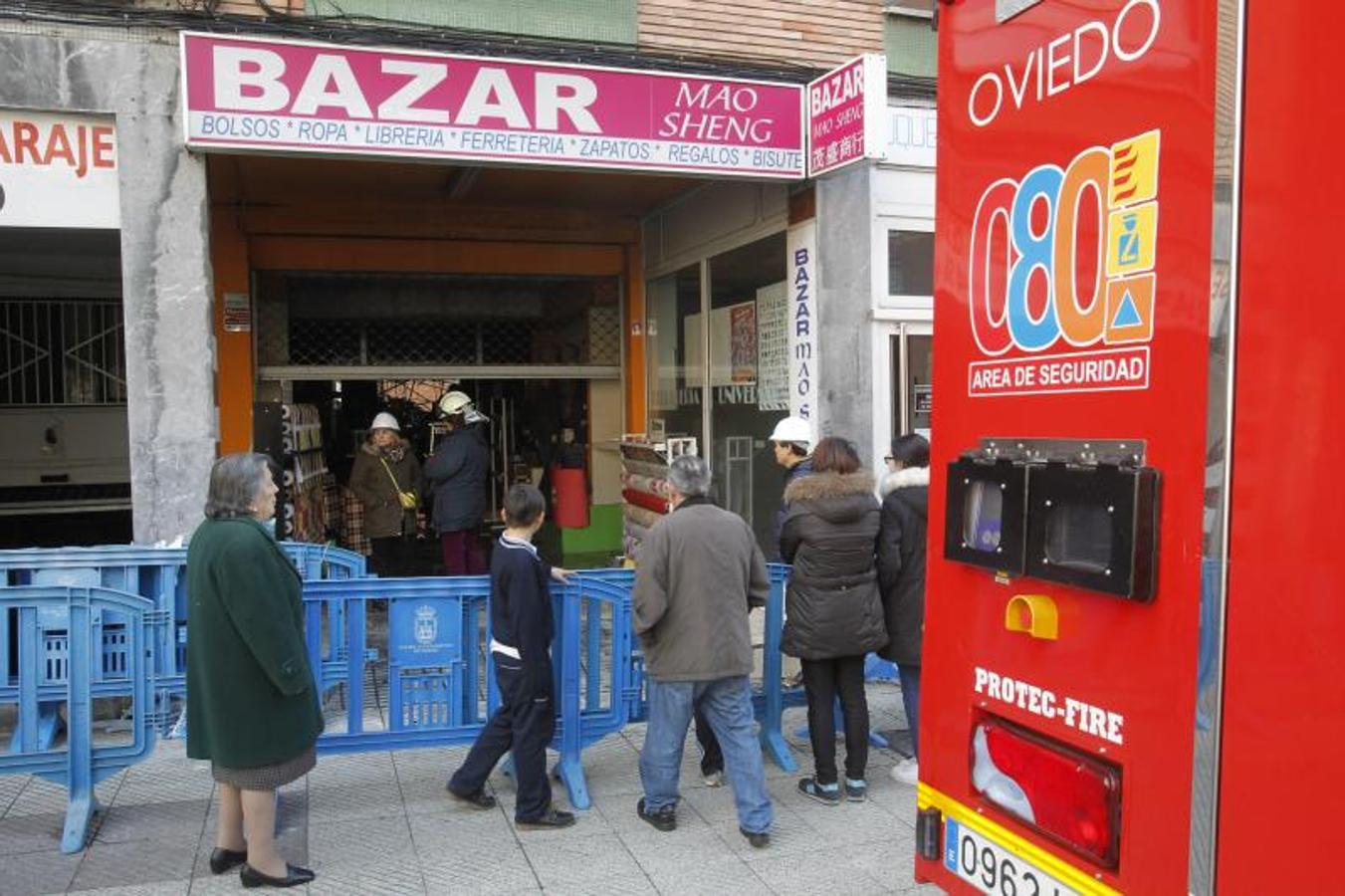 El día después del espectacular incendio que destruyó un bazar chino de Oviedo