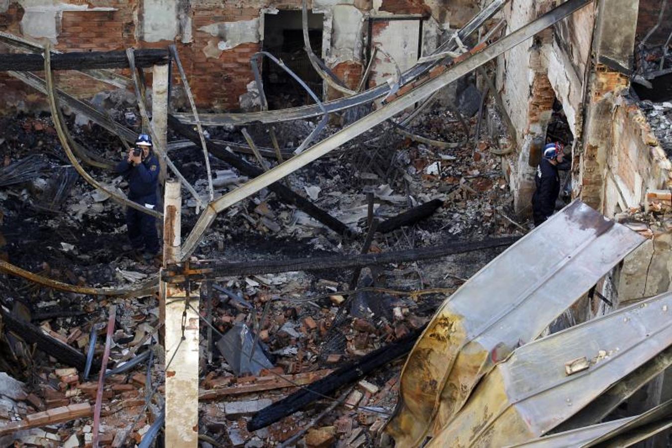 El día después del espectacular incendio que destruyó un bazar chino de Oviedo