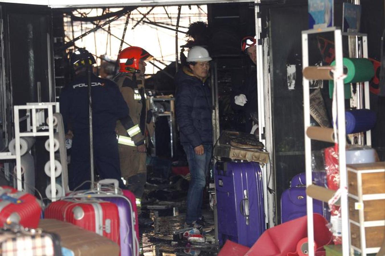 El día después del espectacular incendio que destruyó un bazar chino de Oviedo