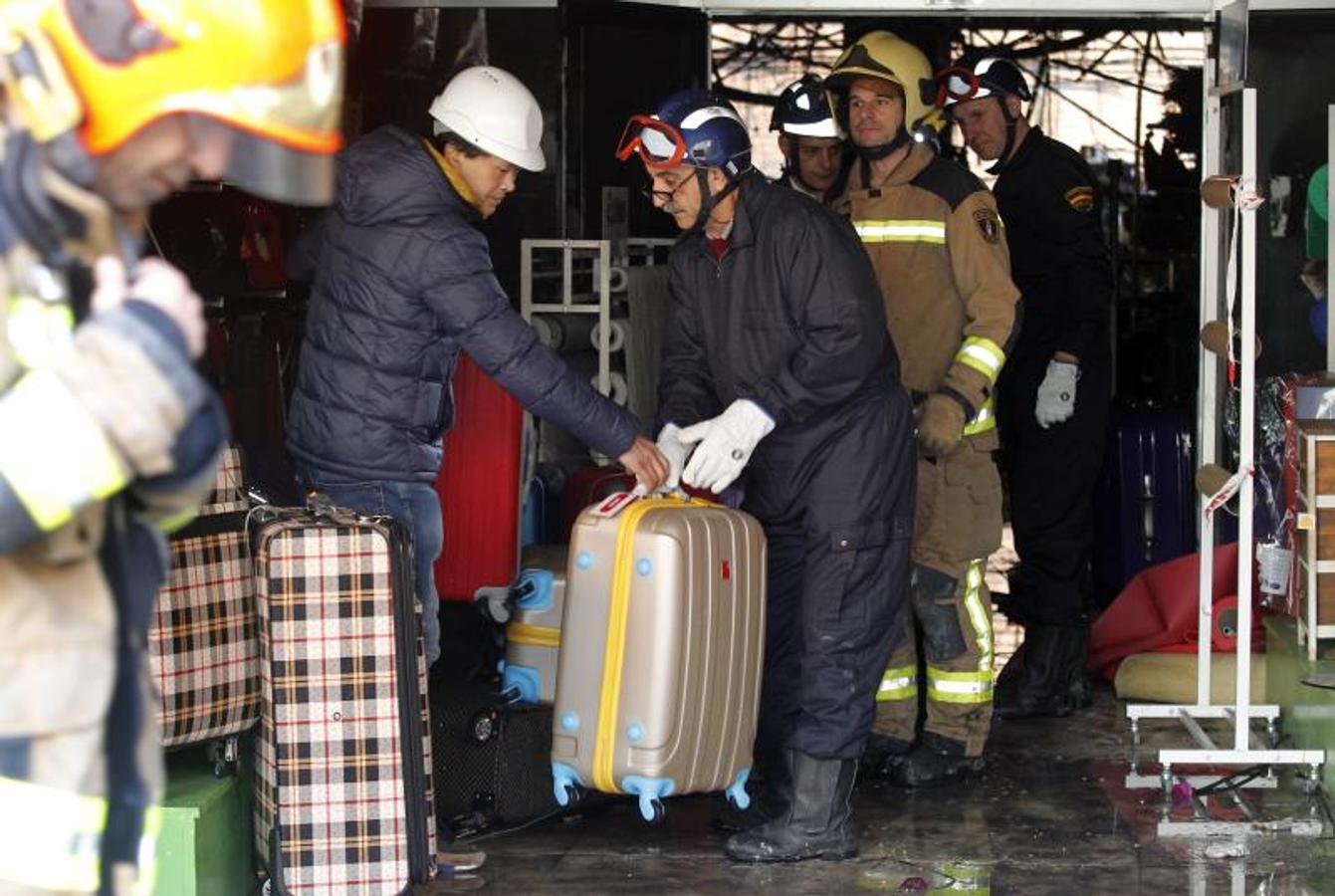 El día después del espectacular incendio que destruyó un bazar chino de Oviedo