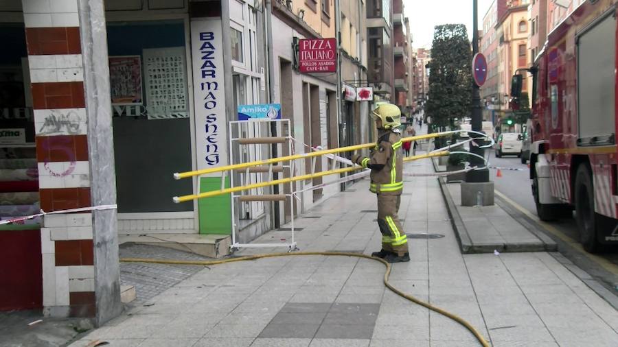 Vecinos afectados por el incendio del bazar chino en Pumarín