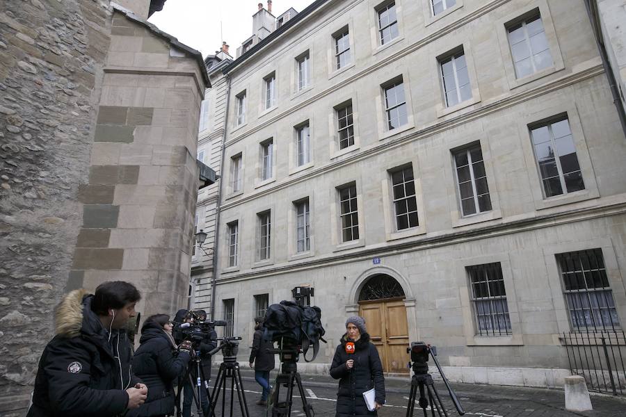 Periodistas aguardan a las puertas de la casa de la infanta Cristina e Iñaki Urdangarin en Ginebra.