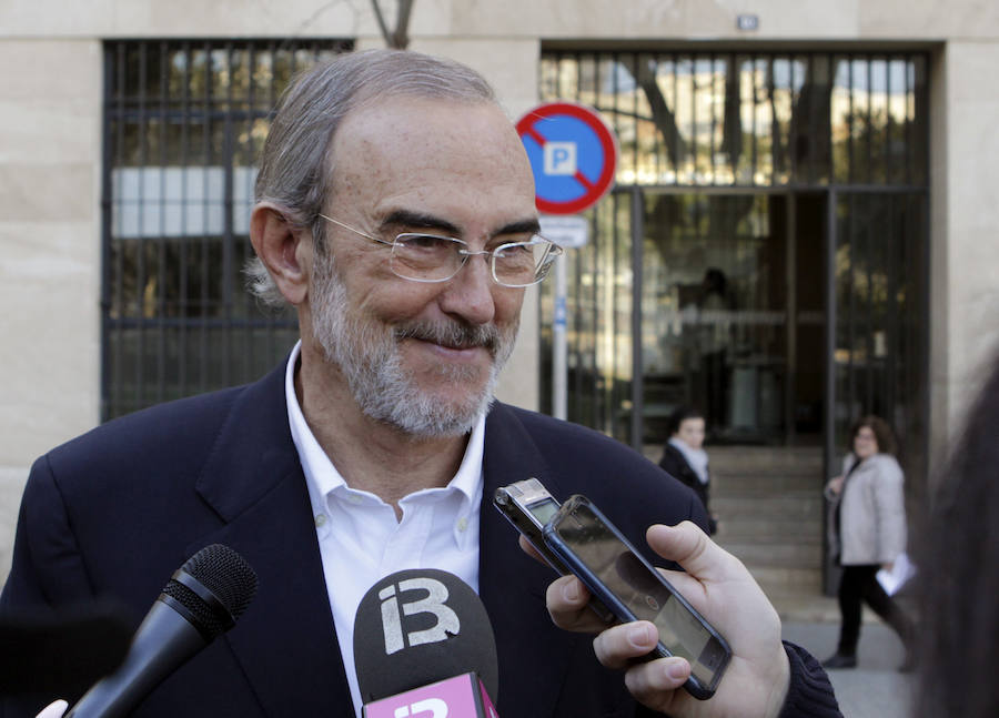 El exdiputado socialista Antoni Diéguez, que el 16 de febrero de 2006 denunció el dispendio público que acabaría provocando la investigación judicial del caso Nóos, atiende a los medios frente a la Fiscalía Anticorrupción de Baleares.