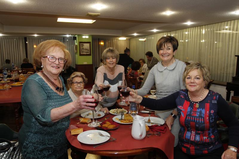 Colorida noche de comadres en Avilés